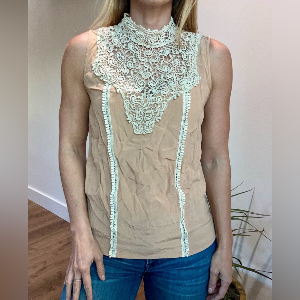 Comme Toi Peach and Cream Lace Sleeveless Top - Size Medium